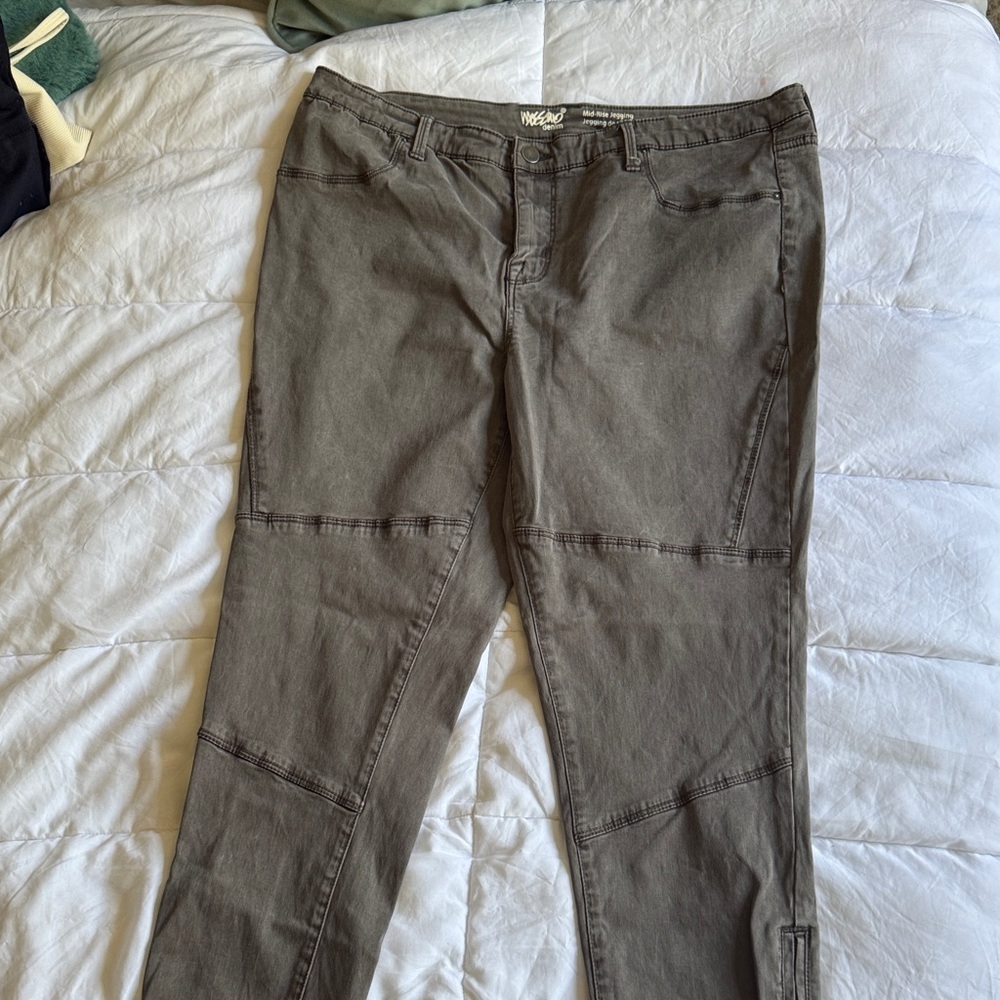 Women's Mid Rise Jegging in Soft Grey